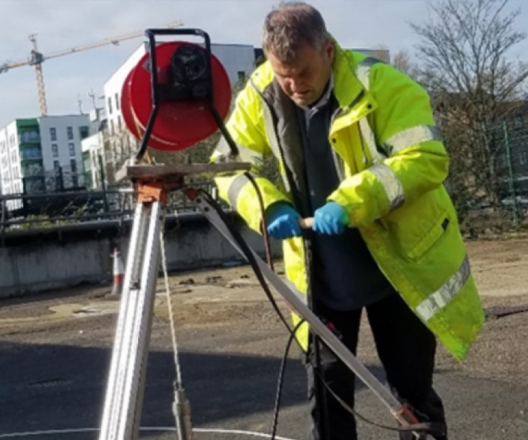 Investigating chlorinated solvent contamination to inform remediation design using Discrete Interval Sampling